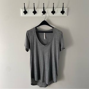 Aritzia Babaton the Group Grey V-neck T-shirt size M